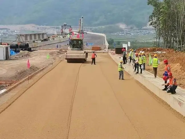 雨城路基工程